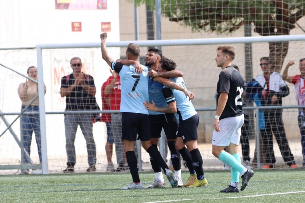 Los jugadores del Arenas celebran uno de los goles anotados contra el Málaga City en el Municipal de Armilla (ARENAS DE ARMILLA)