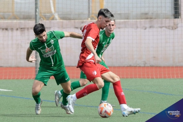 Chino lucha con un jugador del Casabermeja (JOSÉ M. BALDOMERO) 