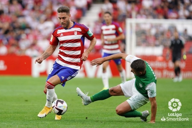 Rochina, en una acción del partido frente al Huesca (LALIGA)