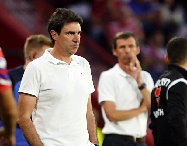 Karanka, con rostro serio durante el partido ante el Huesca (LALIGA)