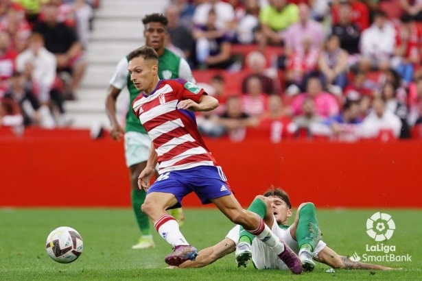 Bryan Zaragoza fue de lo más destacado ante el Huesca, pero salió sustituido en la primera ventana de cambios de Karanka (LALIGA)