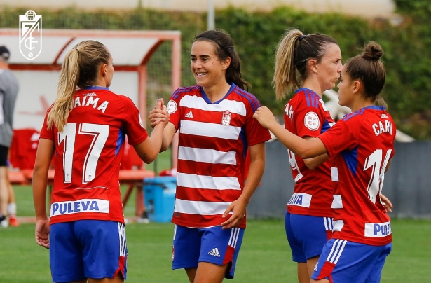 Las jugadoras del Granada celebran uno de los goles de Naima García ante el Espanyol (ALEJANDRO PALOMO / GCF)