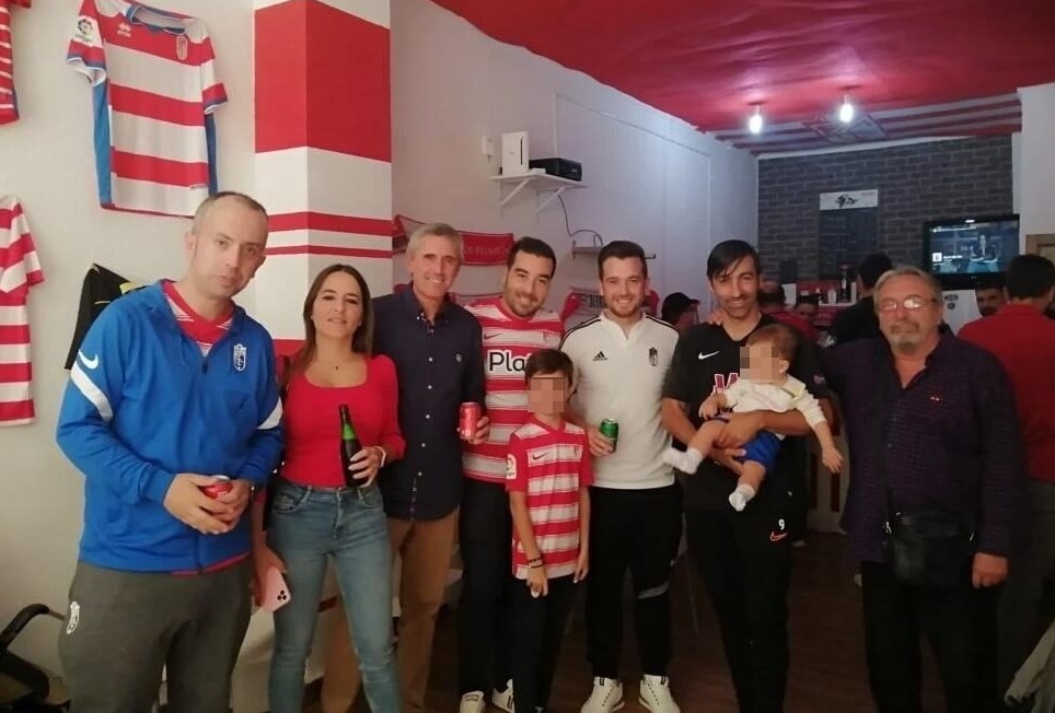 Representantes de la Peña Manolo Lucena,  Matagigantes y del G19, junto a familiares del ex futbolista durante el hermanamiento del pasado domingo