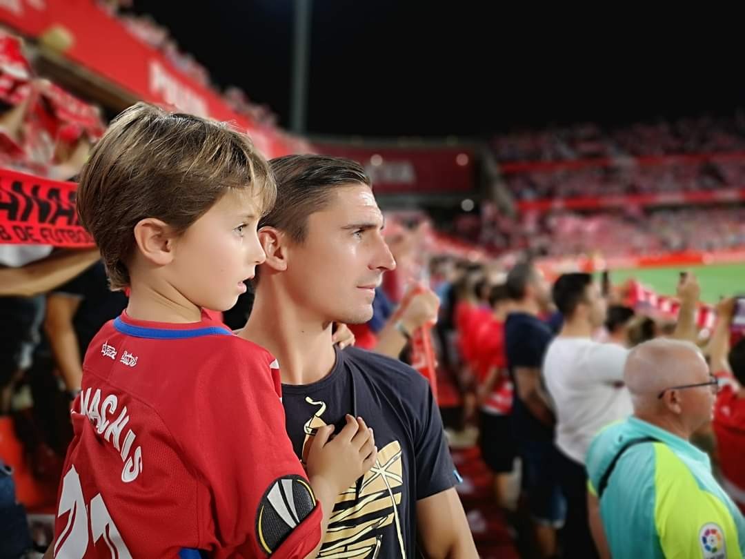 Berrocal, junto a su hijo en el `Nuevo Los Cármenes` presenciando el Granada - Racing de esta temporada Berrocal, junto a su hijo en el `Nuevo Los Cármenes` presenciando el Granada - Racing de esta temporada