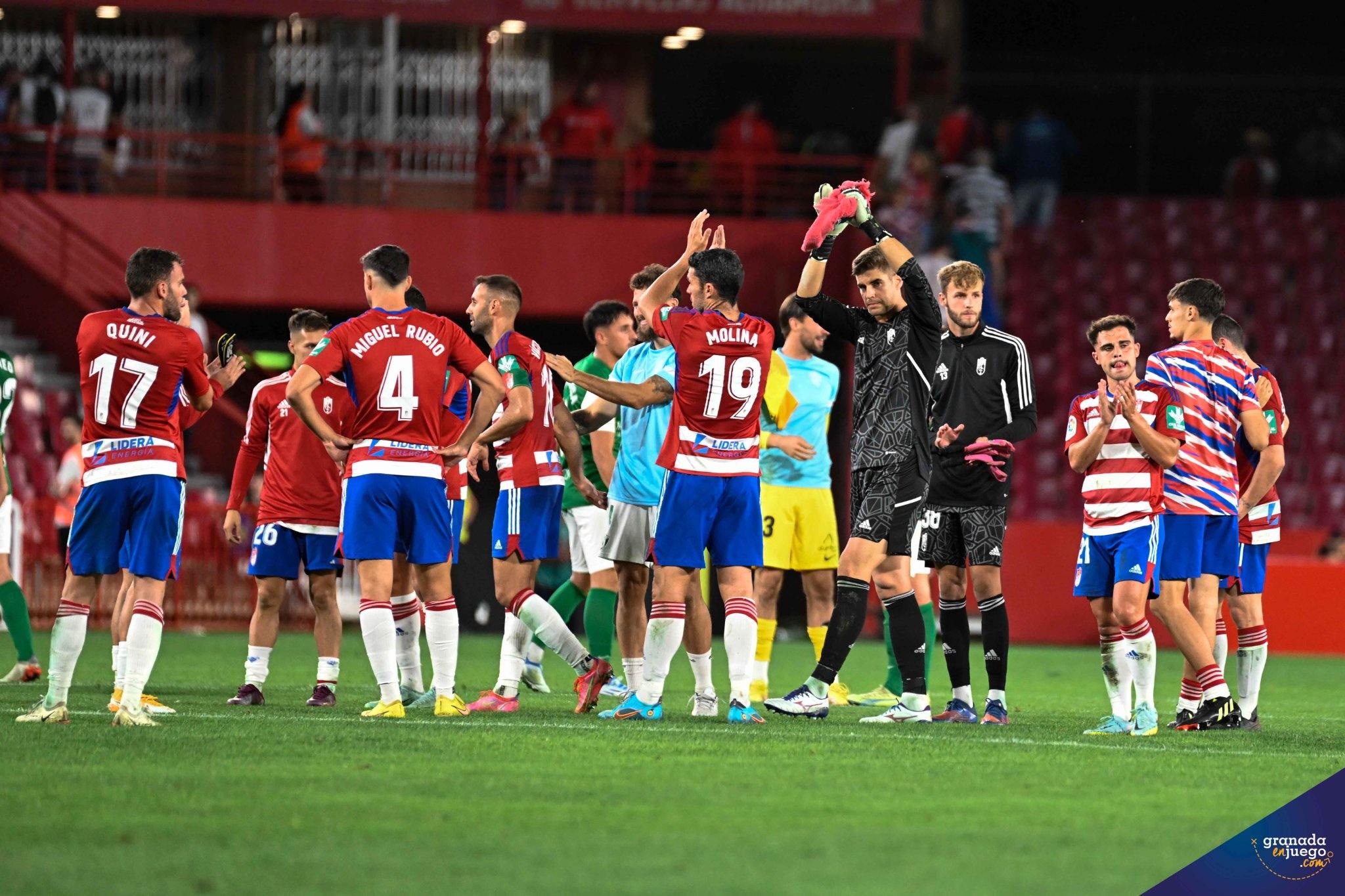 Los jugadores del Granada aplauden al público de `Los Cármenes` al término del último encuentro frente al Huesca (JOSÉ M. BALDOMERO) Los jugadores del Granada aplauden al público de `Los Cármenes` al término del último encuentro frente al Huesca (JOSÉ M. BALDOMERO)