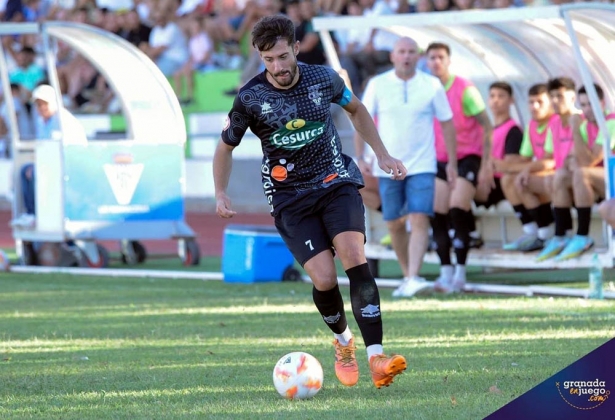 Esteban en el partido que su equipo jugó en Maracena hace unas jornadas (J. M. BALDOMERO)