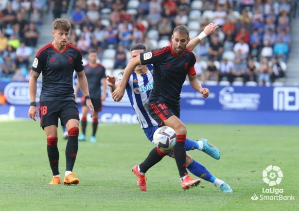Víctor Díaz, en una acción del duelo frente a la Ponferradina (LALIGA)