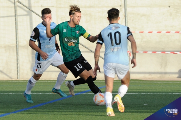 El CD Huétor Vega perdió su primer derbi en casa ante el Arenas CyD (JOSÉ M. BALDOMERO)