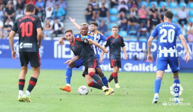 Rochina intenta marcharse de un contrario durante el partido ante la Ponferradina (LALIGA)