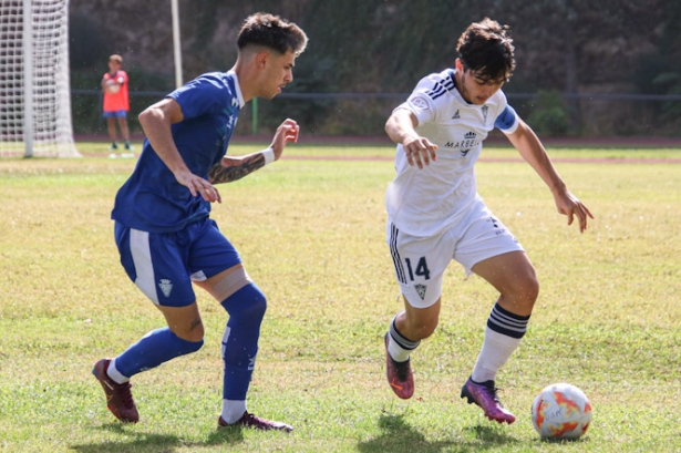 Rubén Sánchez presiona a Fran Ortuño (MARBELLA FC) 