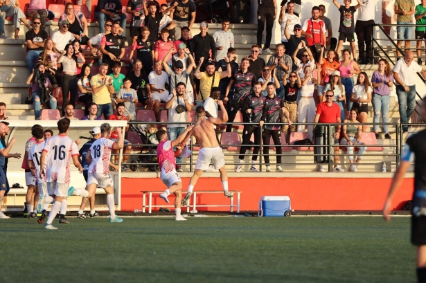 Velázquez celebra el gol del empate contra el Atlético Malagueño (JOSÉ ANDRÉS FERNÁNDEZ / ARENAS DE ARMILLA)