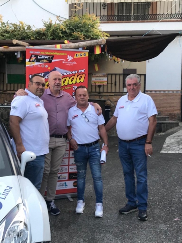 El alcalde de Cogollos junto a los organizadores del Rally (RALLY CIUDAD DE GRANADA)