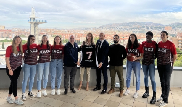 Foto de familia tras la firma del convenio (CAJA RURAL)