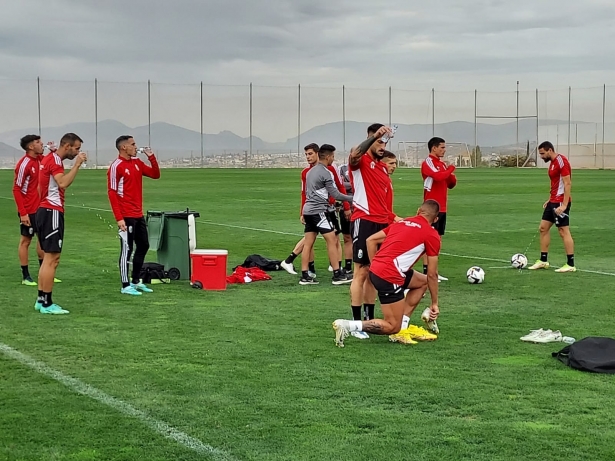 Cacabo bromea con Uzuni y le derrama agua durante el entrenamiento de este martes (FRAN CALVO)