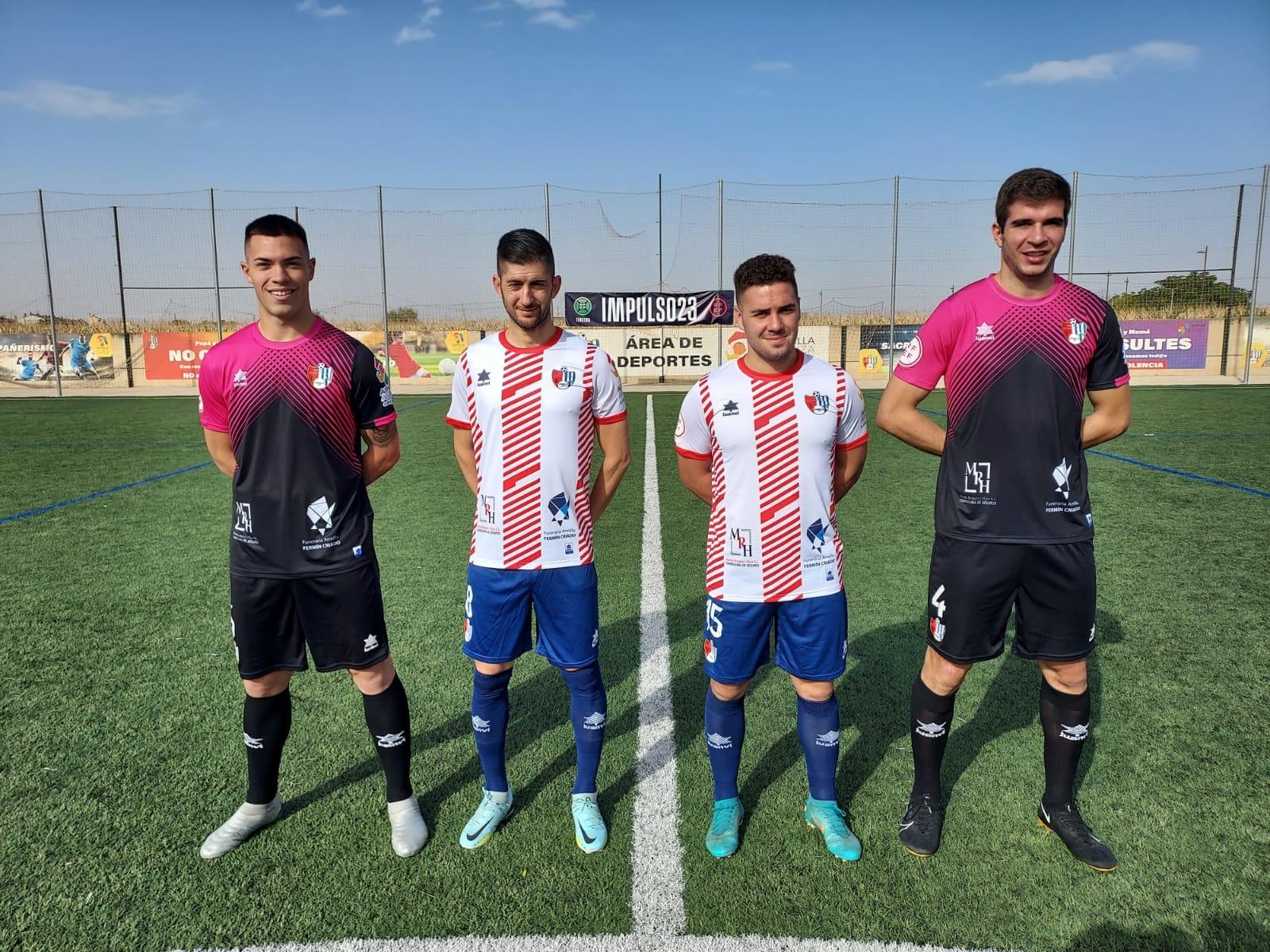 Los capitanes del Arenas muestran las nuevas equipaciones de la presente temporada (ARENAS DE ARMILLA) Los capitanes del Arenas muestran las nuevas equipaciones de la presente temporada (ARENAS DE ARMILLA)