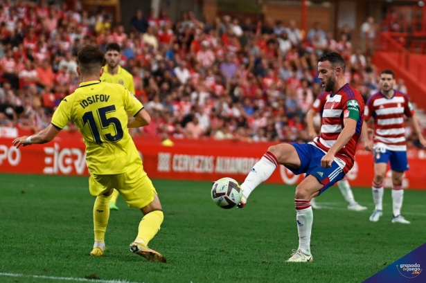 Quini, con el brazalete de capitán durante el partido ante el Villarreal B (JOSÉ M. BALDOMERO)