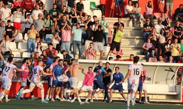 Los jugadores del Arenas celebran junto a su banquillo uno de los goles anotados frente al Atlético Malagueño (JOSÉ ANDRÉS FERNÁNDEZ / ARENAS DE ARMILLA)