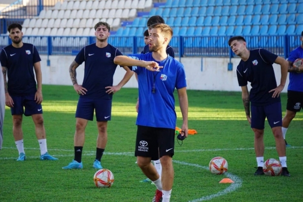 Borja Bardera, entrenador del CF Motril, durante un entrenamiento (CF MOTRIL) 