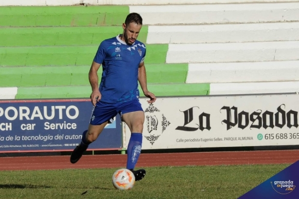 Rubén Martínez en el partido ante el CD Huétor Tájar (JOSÉ M. BALDOMERO) 