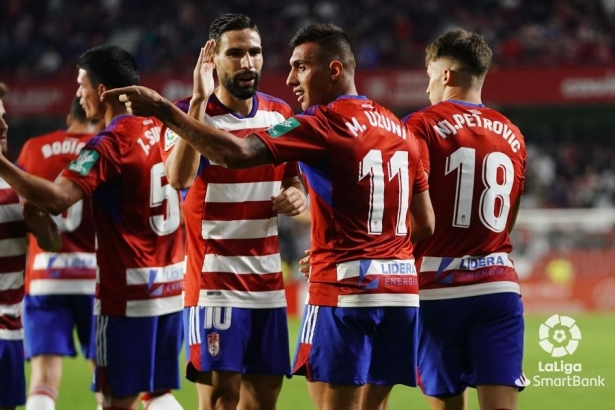 Los jugadores del Granada celebran el segundo gol ante el Sporting (LALIGA)