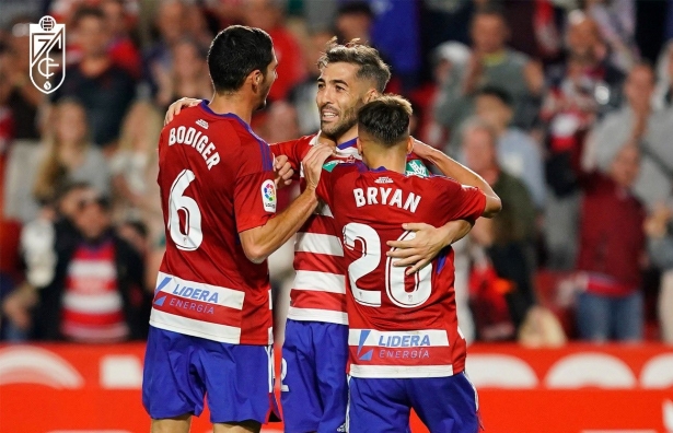 Perea celebra junto a sus compañeros el quinto y último gol ante el Sporting (PEPE VILLOSLADA / GCF)