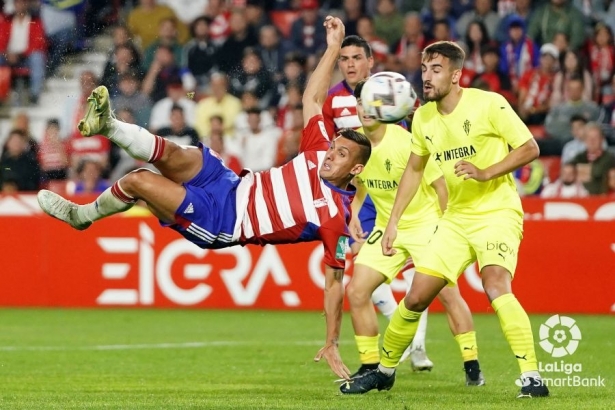 Uzuni, en el momento de rematar en la acción del tercer gol para firmar su doblete (LALIGA)