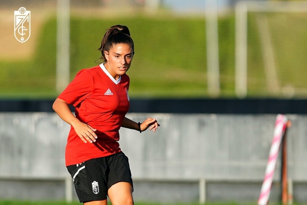 Lucía Ramos, en un entrenamiento con el Granada (GCF)