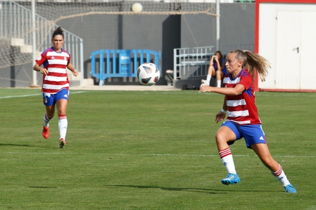 Naima García, que marcó los dos goles en la primera victoria del Granada, durante un partido anterior (JOSÉ VELASCO / GRJ)