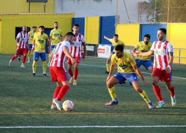 Acción del partido entre Huétor Tájar y Torredonjimeno (FRANCISCO CASTILLO) 