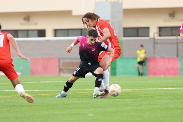Falín, que fue de lo más destacado del Arenas en la primera parte, durante un lance ante el Almería B (JOSÉ ANDRÉS FERNÁNDEZ / ARENAS DE ARMILLA)