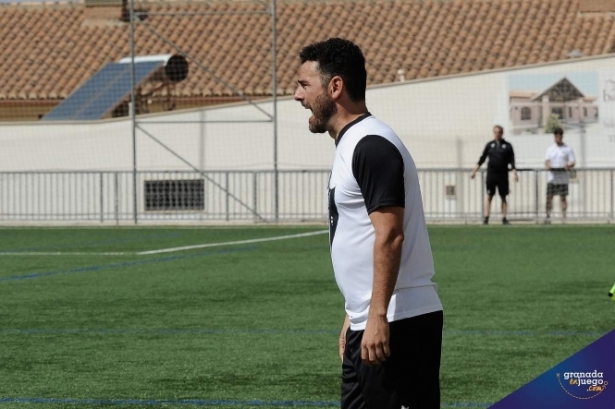 El entrenador del CD Huétor Vega, Manuel Moreno `Rizos` (JOSÉ M. BALDOMERO / ARCHIVO) 