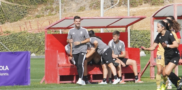 Roger Lamesa da indicaciones a su equipo durante un partido anterior (JOSÉ VELASCO / GRJ)