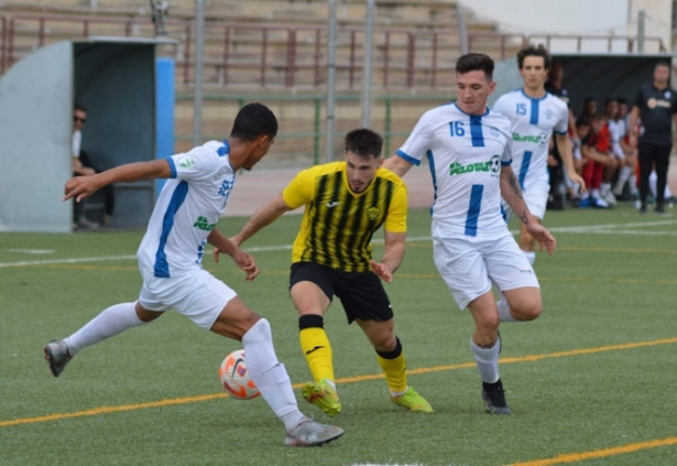 Funes entre dos jugadores del Mijas La Laguna (J. PALMA)