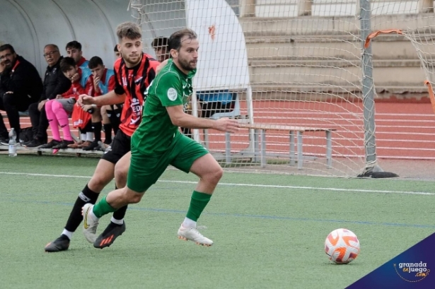 Álex Ortega avanza con el balón (JOSÉ M. BALDOMERO) 