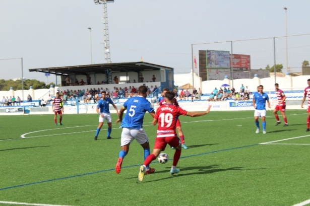 Juanma persigue a Cifu (MAR MENOR FC) 