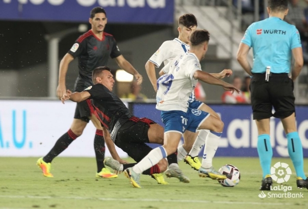 Uzuni pelea un balón durante el partido en el `Heliodoro Rodríguez López` ante el Tenerife (LALIGA)