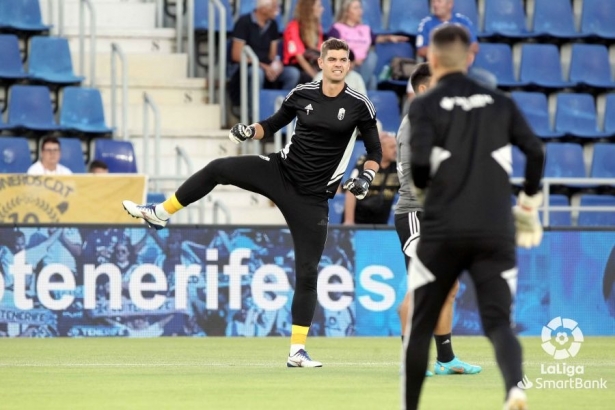 Raúl Fernández, en el calentamiento previo al partido frente al Tenerife (LALIGA)