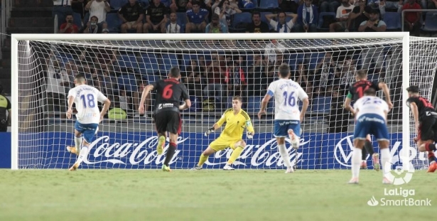 Momento en el que Enric Gallego batió a Raúl Fernández desde el punto de penalti (LALIGA)