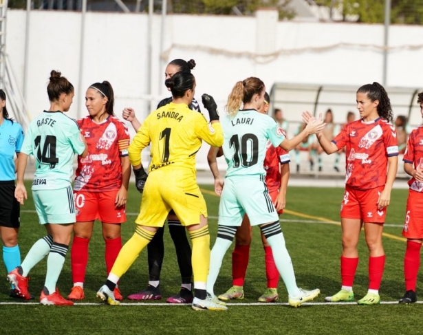 Las jugadoras de Granada y Levante Las Planas se saludan antes del partido (FC LEVANTE LAS PLANAS)