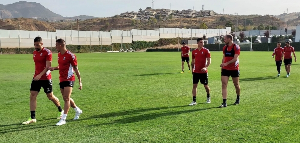 Jugadores del Granada, entre los que aparece Ignasi Miquel, a su salida al verde de la Ciudad Deportiva en el entrenamiento de este miércoles (FRAN CALVO)