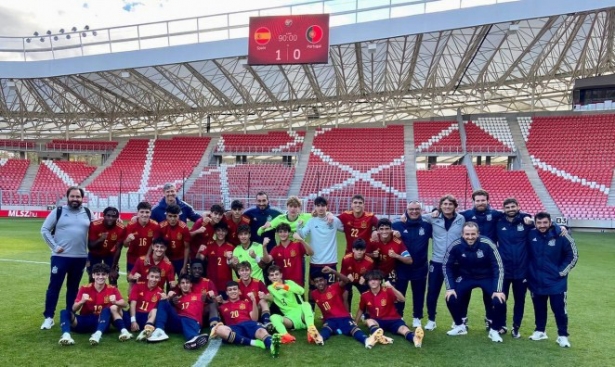 La selección sub17 celebra el triunfo (GRANADA CF)