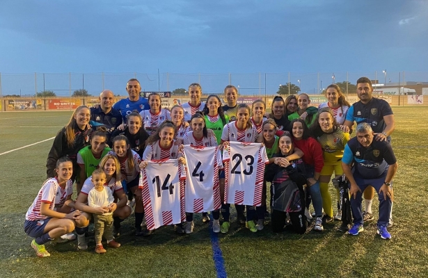 El Arenas Femenino muestra las camisetas de Rochi, Andrea Briones y Hugo tras la goleada sobre el Internacional de Granada (ARENAS DE ARMILLA)