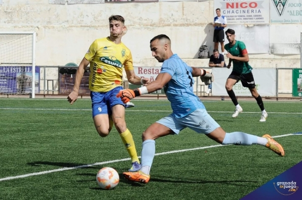 Jorge Sánchez en el partido ante el CD Huétor Tájar (JOSÉ M. BALDOMERO) 