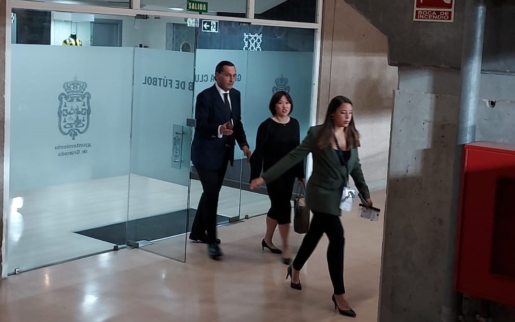 Sophia Yang, junto a García Amado, a su acceso al palco presidencial del `Nuevo Los Cármenes` (FRAN CALVO) Sophia Yang, junto a García Amado, a su acceso al palco presidencial del `Nuevo Los Cármenes` (FRAN CALVO)