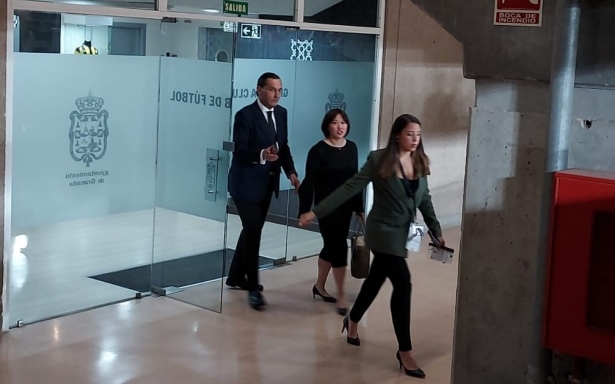 Sophia Yang, junto a García Amado, a su acceso al palco presidencial del `Nuevo Los Cármenes` (FRAN CALVO)