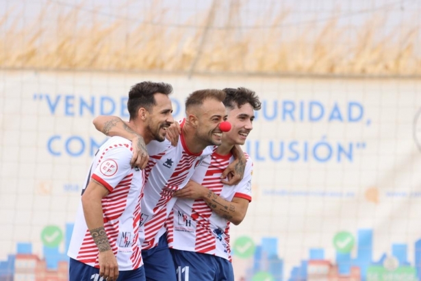 Dani Benítez celebra con una nariz de payaso el primer tanto del Arenas junto a Ezequiel y Falín (JOSÉ ANDRÉS FERNÁNDEZ / ARENAS DE ARMILLA)