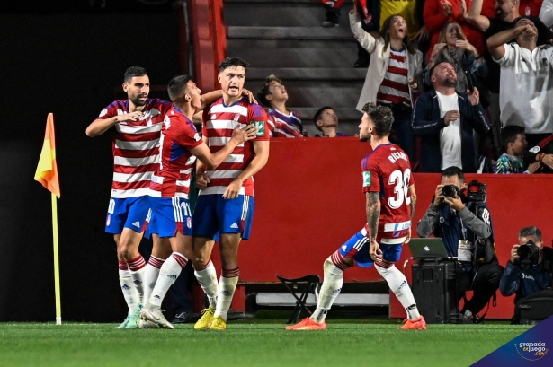 Los jugadores del Granada celebran con Miguel Rubio su gol ante el Zaragoza (JOSÉ M. BALDOMERO)