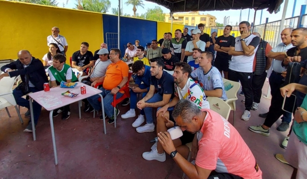 Miembros del Huétor Tájar, en la cantina del `Miguel Moranto` siguiendo el sorteo de Copa (FRAN CALVO)