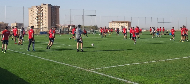 Imagen de un entrenamiento anterior del Granada en la Ciudad Deportiva (FRAN CALVO)