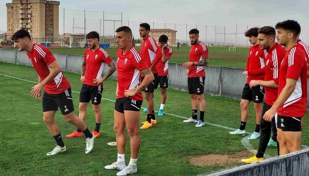 Varios futbolistas del Granada, durante el entrenamiento de este martes en la Ciudad Deportiva (FRAN CALVO)